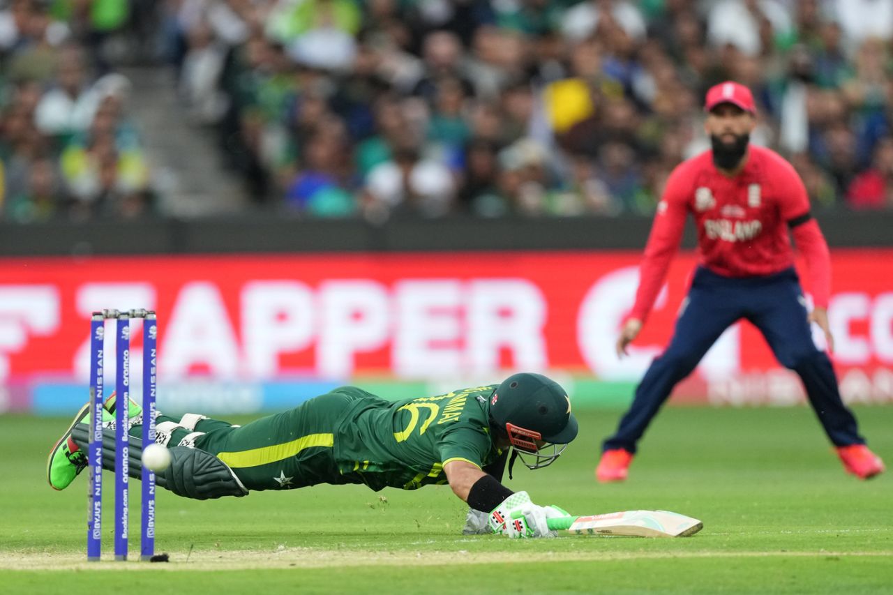 Mohammad Rizwan puts in a big dive, England vs Pakistan, Men's T20 World Cup 2022, final, Melbourne, November 13, 2022