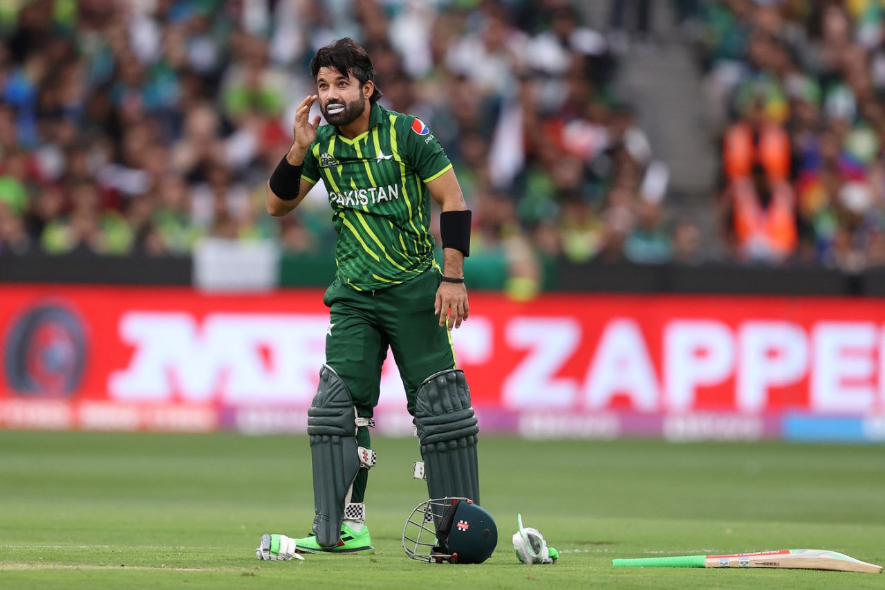 Mohammad Rizwan needed some treatment after jamming his face with his helmet grille while diving to make his ground, England vs Pakistan, Men's T20 World Cup 2022, final, Melbourne, November 13, 2022