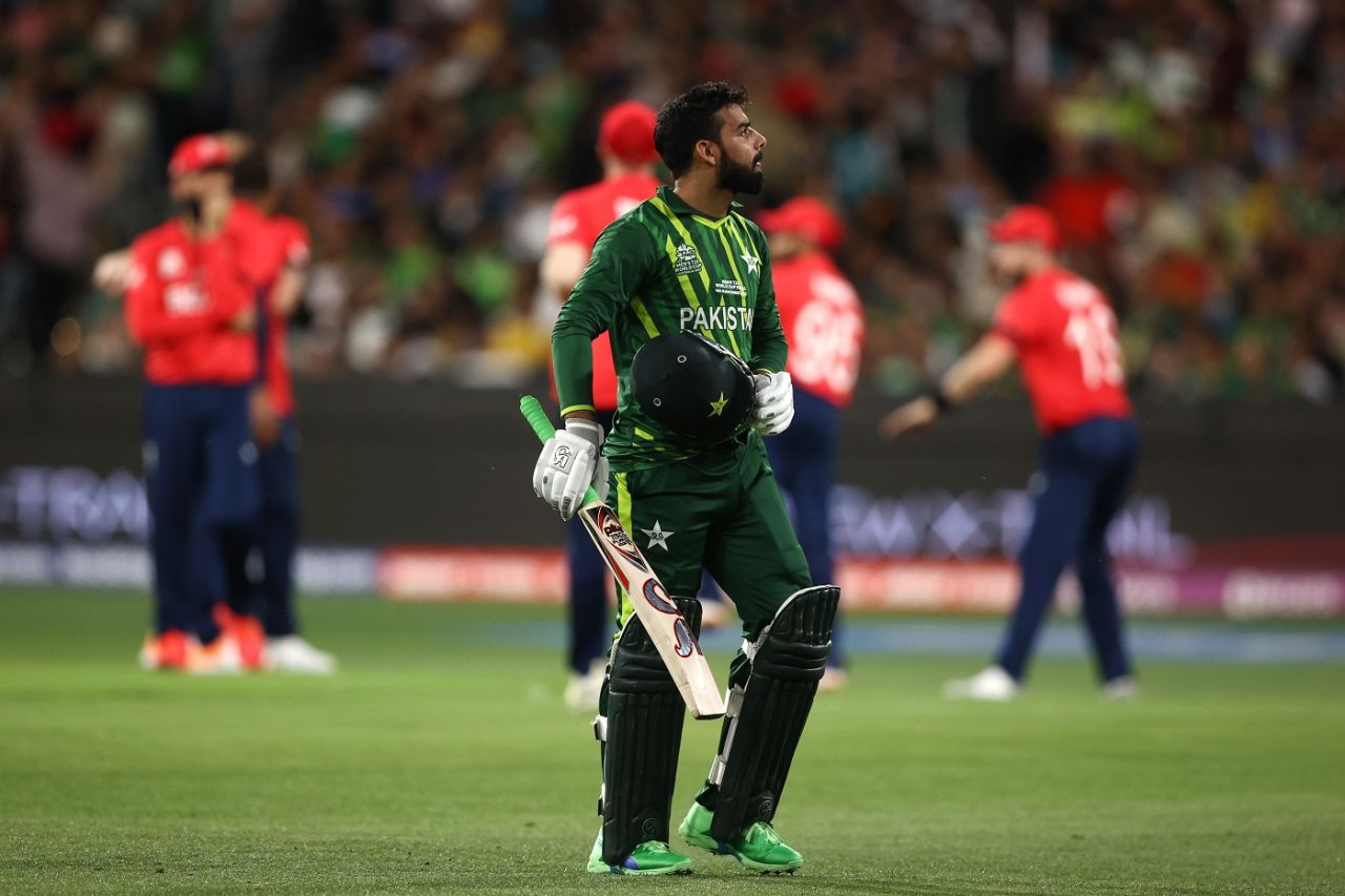 Shadab Khan walks off after being dismissed by Chris Jordan, England vs Pakistan, Men's T20 World Cup 2022, Final, Melbourne, November 13, 2022