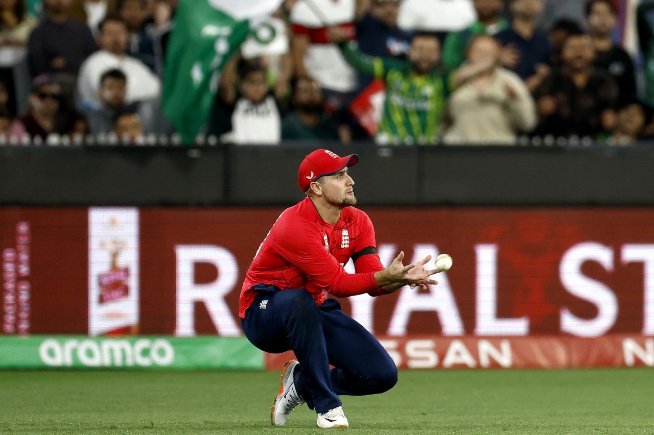 Liam Livingstone was kept busy at the deep midwicket boundary, England vs Pakistan, Men's T20 World Cup 2022, final, November 13, 2022