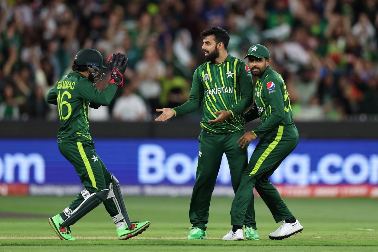Shadab Khan put on a good, economical show with the ball, England vs Pakistan, Men's T20 World Cup 2022, final, November 13, 2022