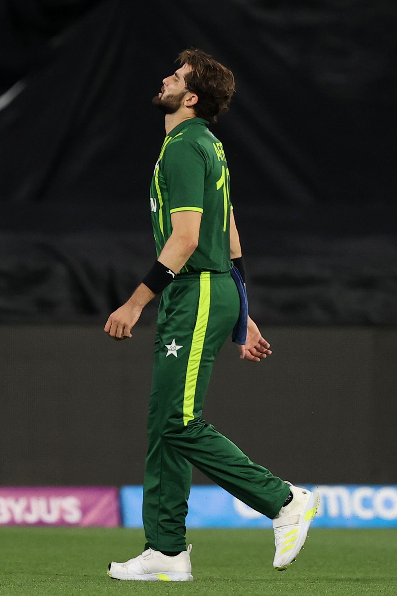 Shaheen Shah Afridi limps off the field after injuring his knee, England vs Pakistan, T20 World Cup, final, November 13, 2022