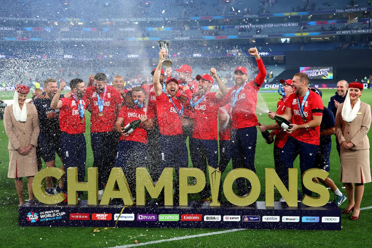 इंगल्याण्डका खेलाडि विजेता ट्रफिका साथ उत्सव मनाउदै।