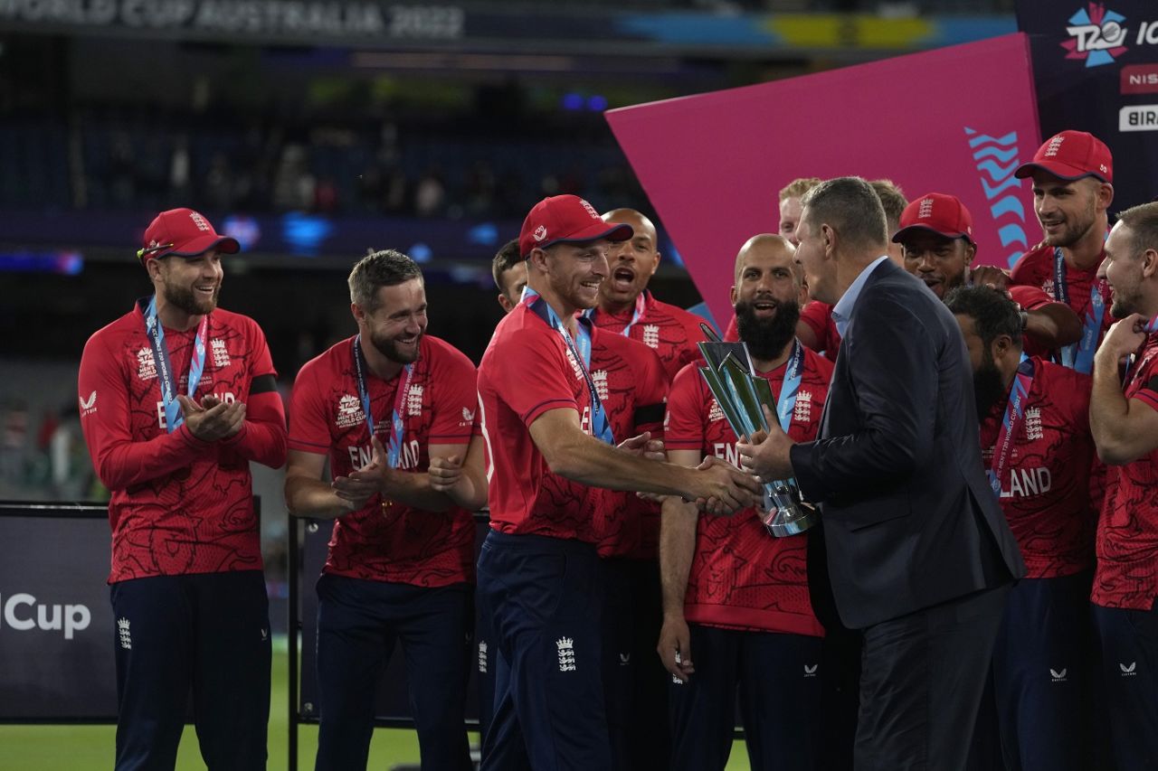 Jos Buttler receives the World Cup trophy, England vs Pakistan, T20 World Cup final, Melbourne, November 13, 2022