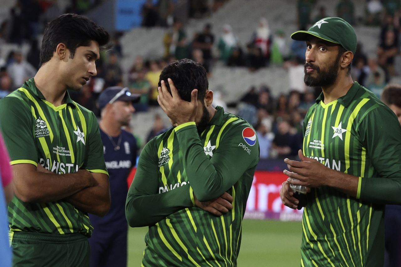 Mohammad Hasnain, Shadab Khan and Shan Masood are dejected after the defeat, England vs Pakistan, T20 World Cup final, Melbourne, November 13, 2022