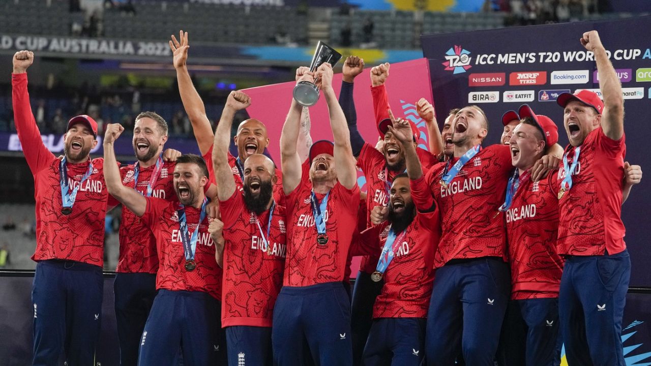 The England players celebrate with the trophy, England vs Pakistan, T20 World Cup final, Melbourne, November 13, 2022
