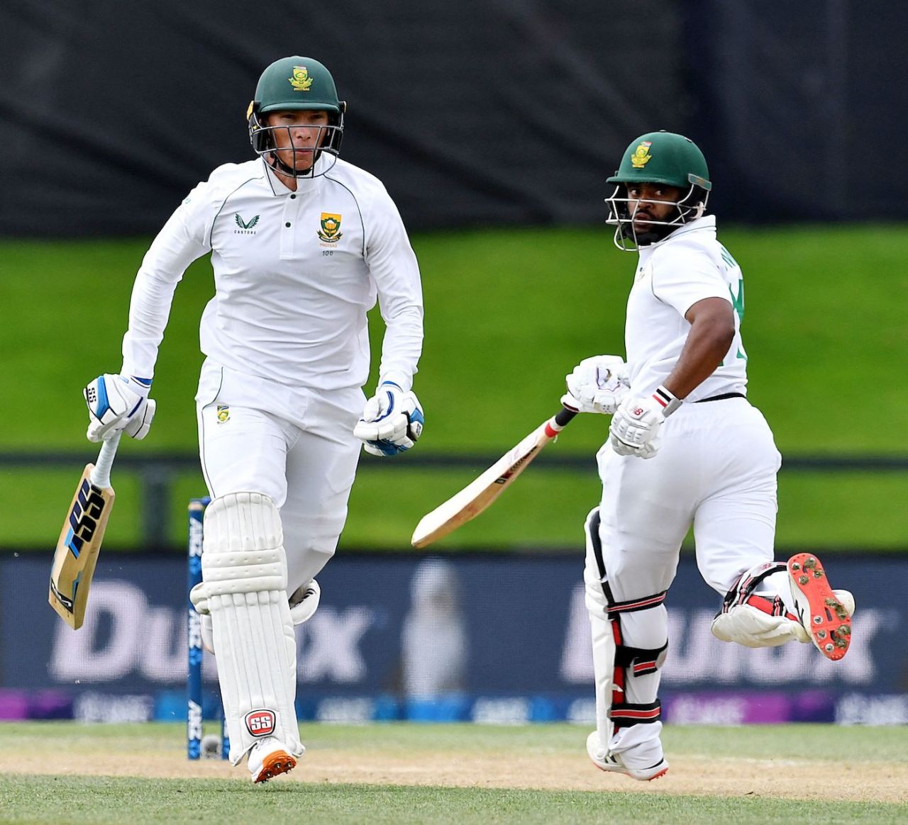 Rassie van der Dussen and Temba Bavuma sprint across, Christchurch, February 27, 2022