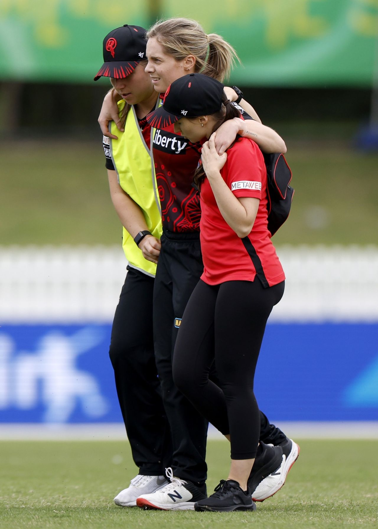 Sophie Molineux helped off after rupturing her ACL in her knee, Melbourne Stars vs Melbourne Renegades, Junction Oval, November 13, 2022
