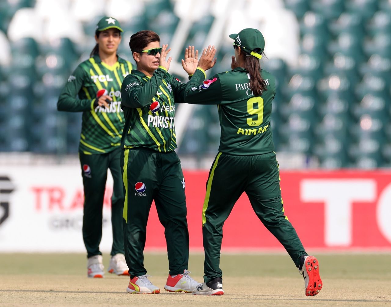 Nida Dar celebrates after trapping Eimear Richardson lbw, Pakistan vs Ireland, 3rd women's T20I, Lahore, November 16, 2022