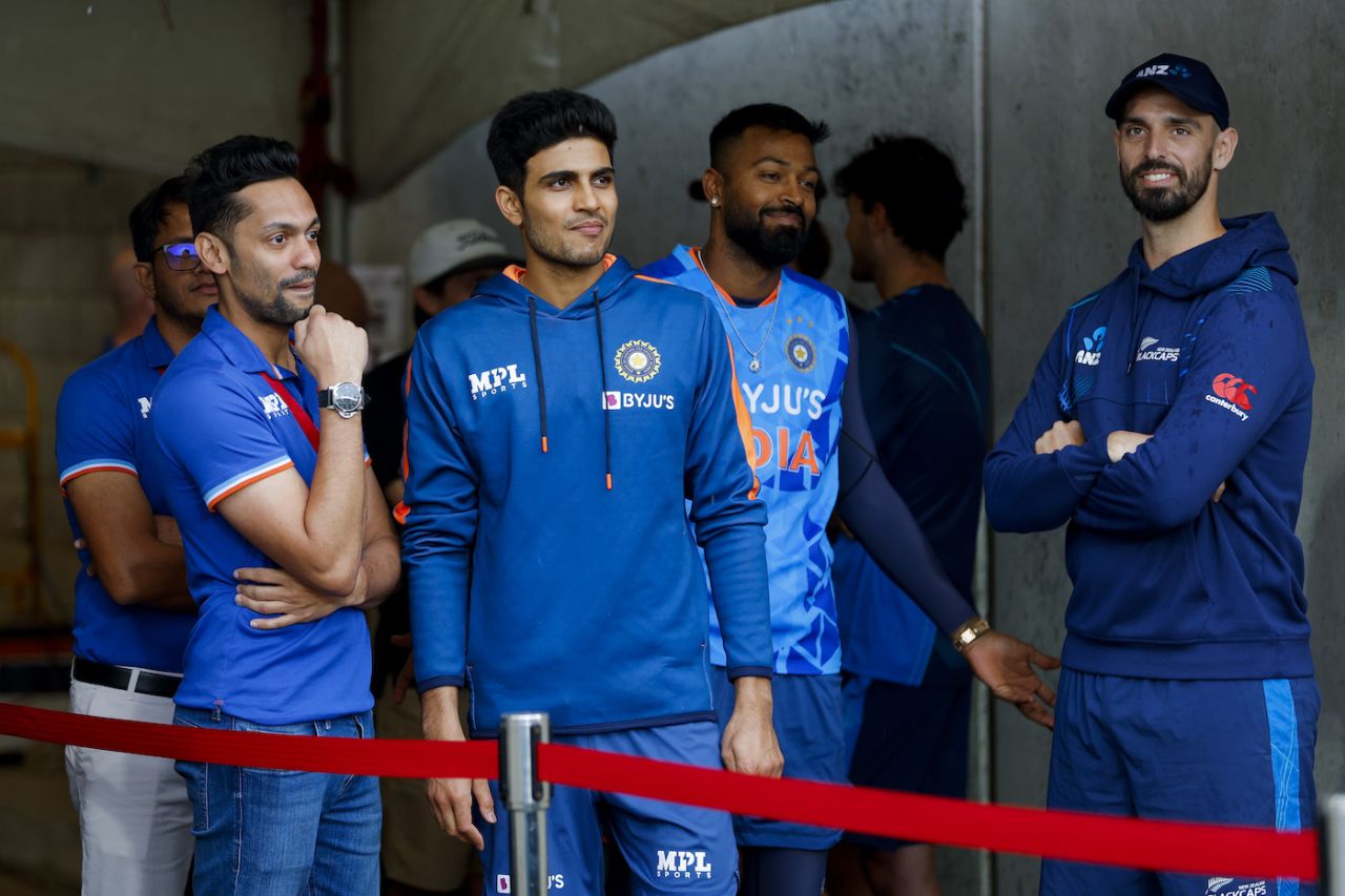 Daryl Mitchell joins the Indians in rain-watching, New Zealand vs India, 1st T20I, Wellington, November 18, 2022