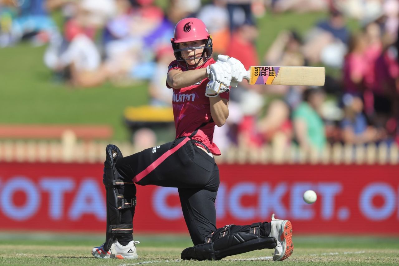 Ellyse Perry sweeps behind square, Sydney Sixers vs Hobart Hurricanes, WBBL, North Sydney, November 20, 2022