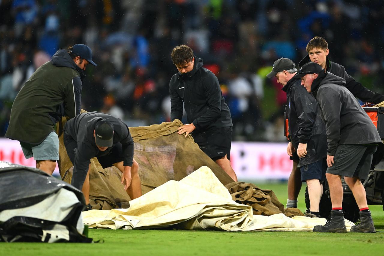 An early rain interruption put the ground staff to work, New Zealand vs India, 2nd T20I, Mount Maunganui, November 20, 2022