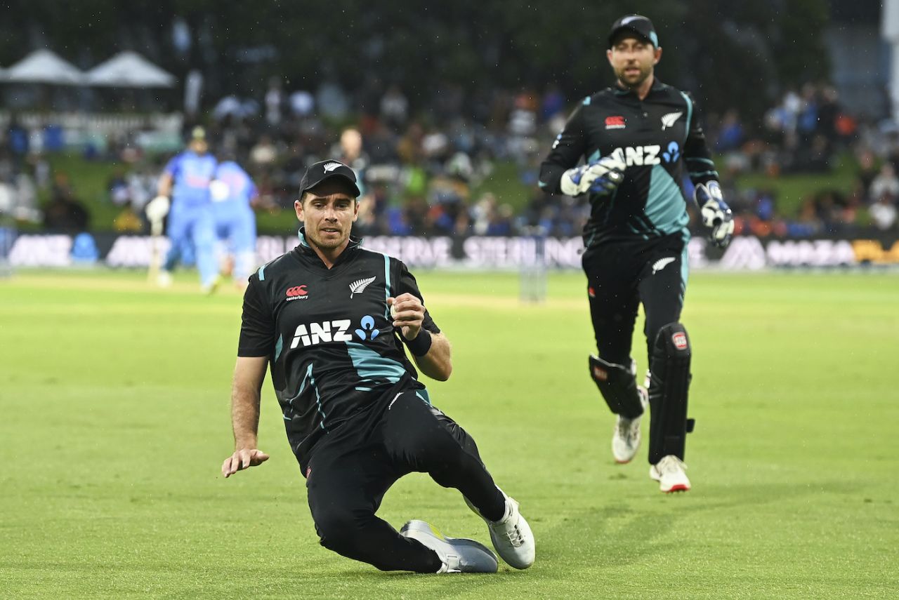 Tim Southee slides while managing to keep hold of the ball, New Zealand vs India, 2nd T20I, Mount Maunganui, November 20, 2022
