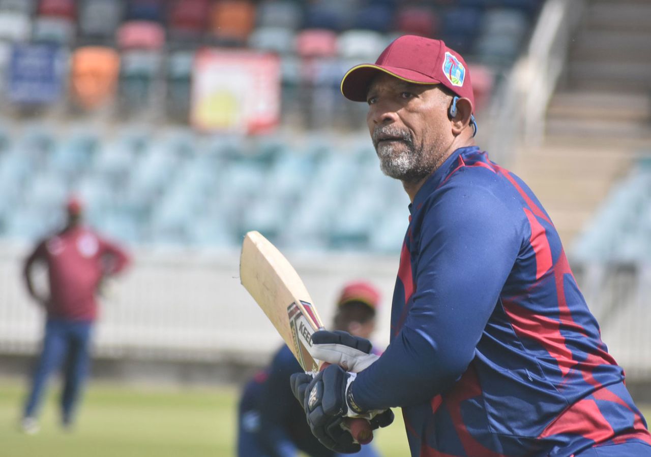 Phil Simmons takes training, Canberra, November 22, 2022