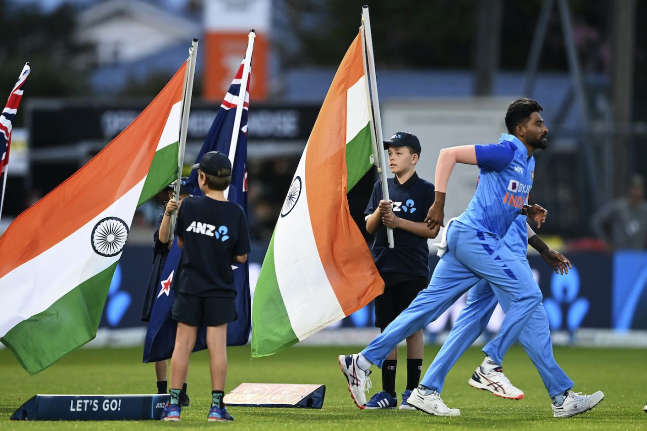 Mohammed Siraj charges onto the field, New Zealand vs India, 3rd T20I, Napier, November 22, 2022