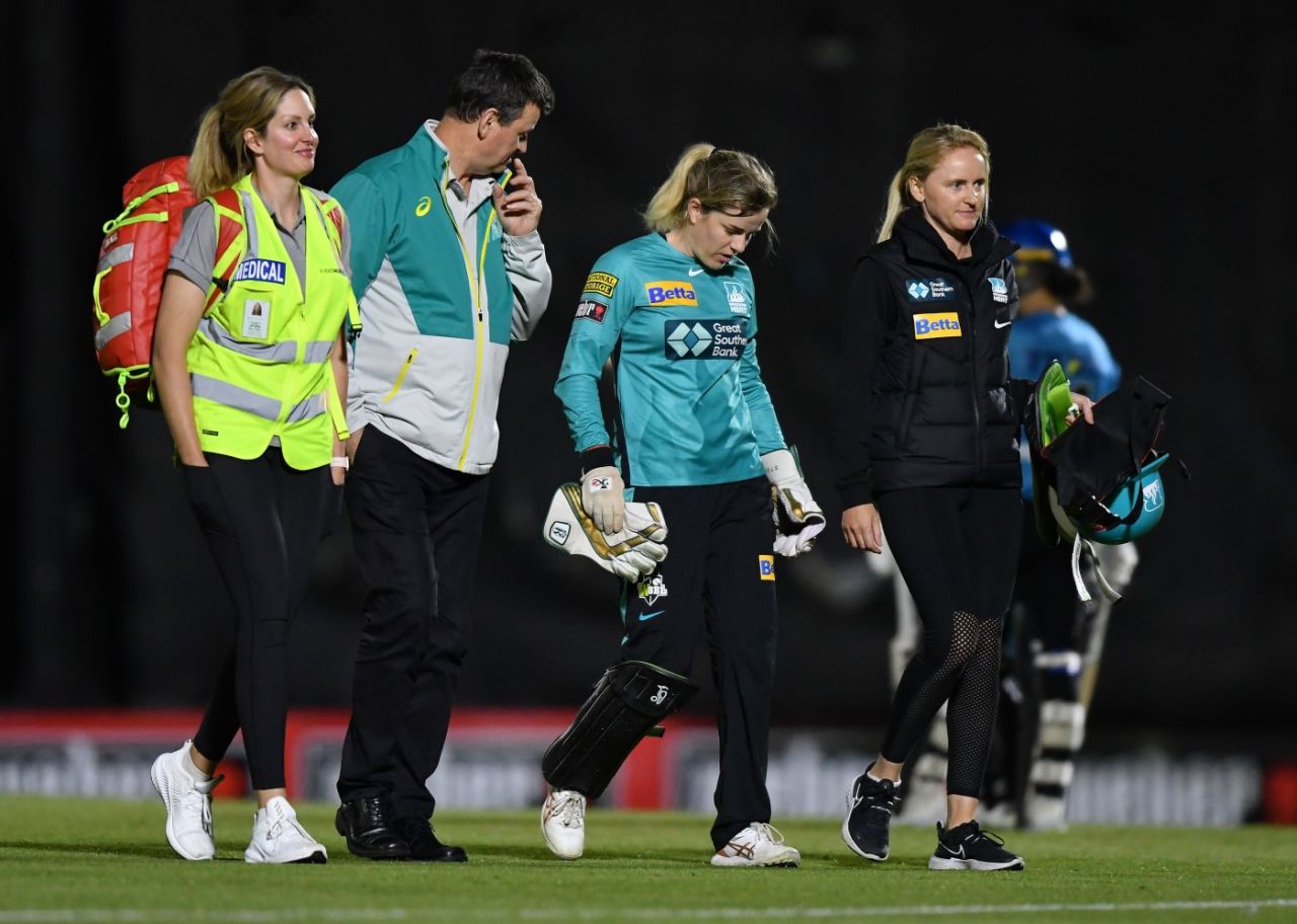 Georgia Redmayne walking off after injuring her calf, Adelaide Strikers vs Brisbane Heat, WBBL 2022, Challenger, Adelaide, November 24, 2022