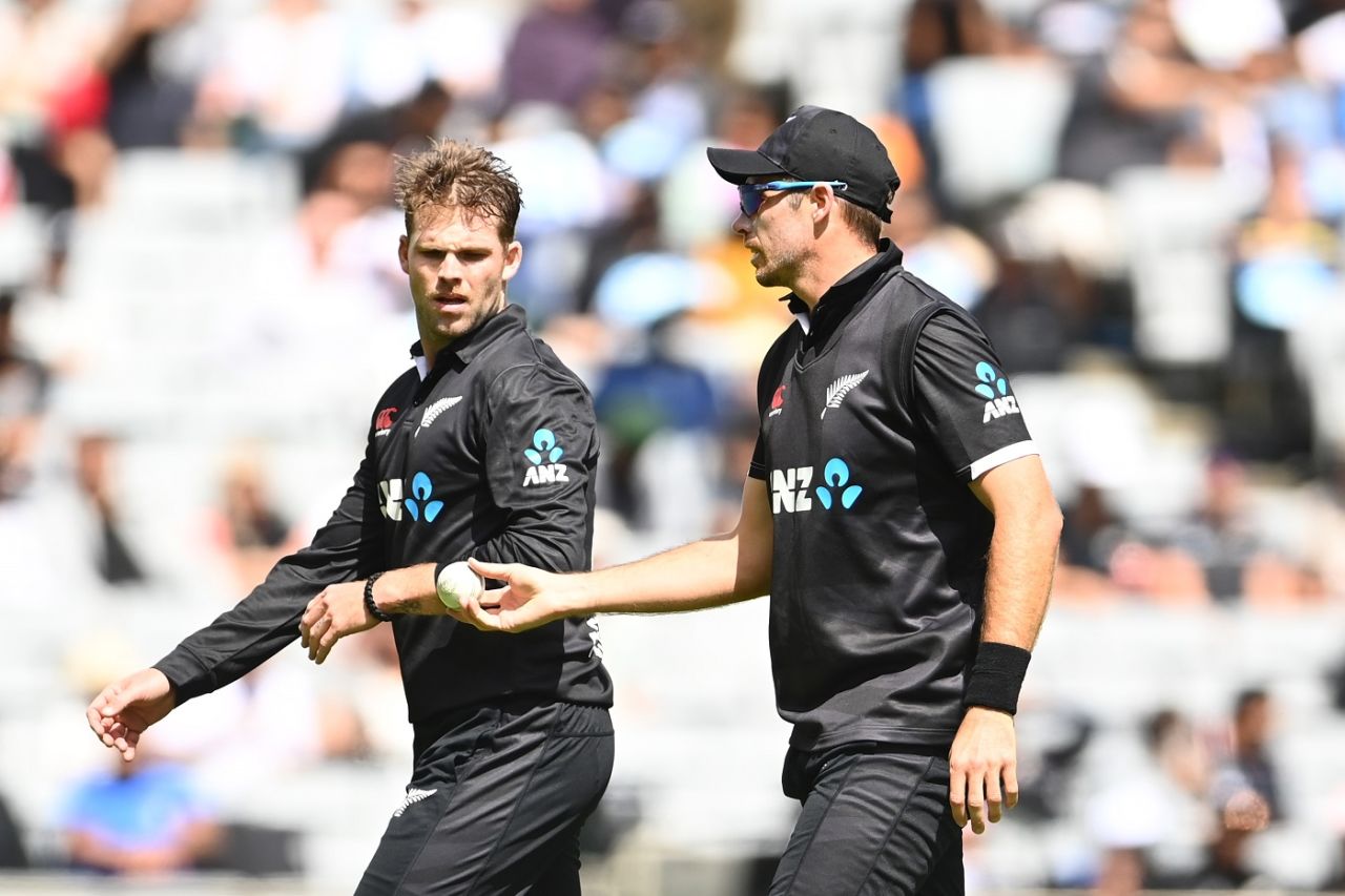 Tim Southee has a chat with Lockie Ferguson, New Zealand vs India, 1st ODI, Auckland, November 25, 2022
