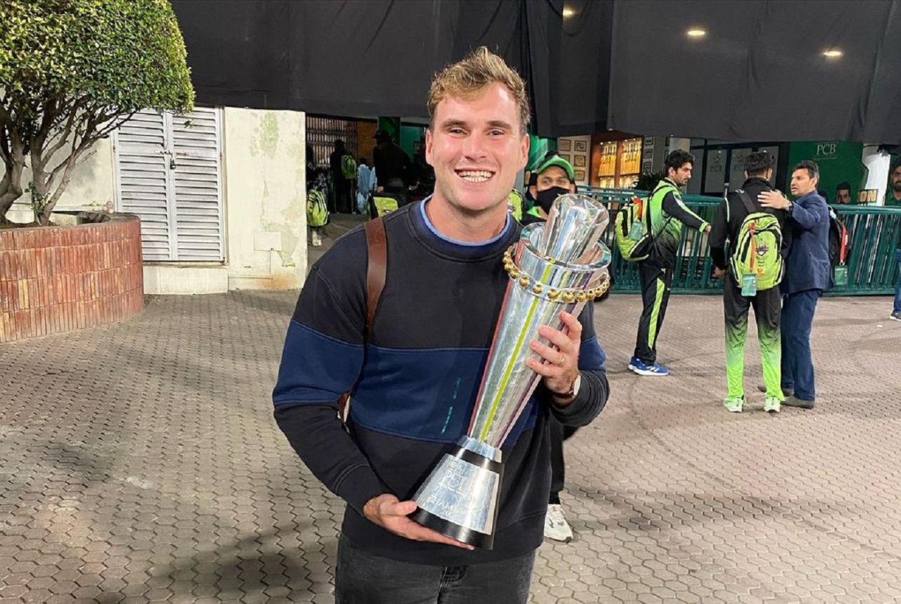 Dean Foxcroft holds the trophy, Lahore Qalandars vs Multan Sultans, PSL final, February 27, 2022, Lahore, 