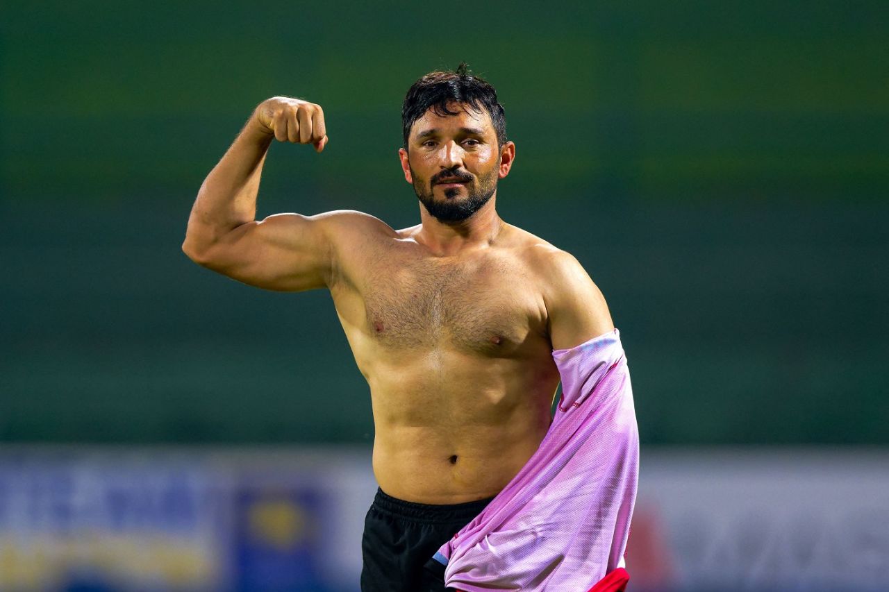 Gulbadin Naib shows off his physique during training, Sri Lanka vs Afghanistan, Pallekele, November 24, 2022