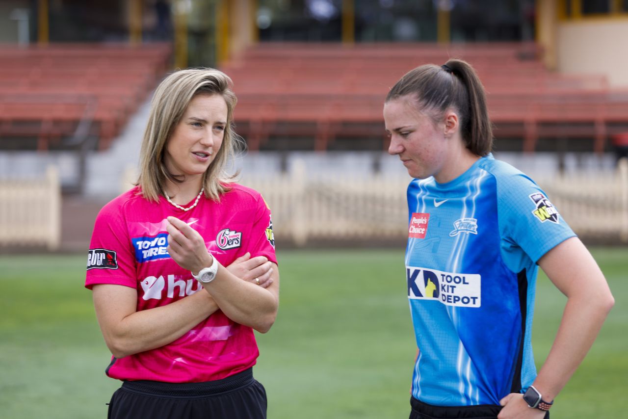 Ellyse Perry and Tahlia McGrath exchange notes before the final, Adelaide Strikers vs Sydney Sixers, WBBL final, Sydney, November 26, 2022