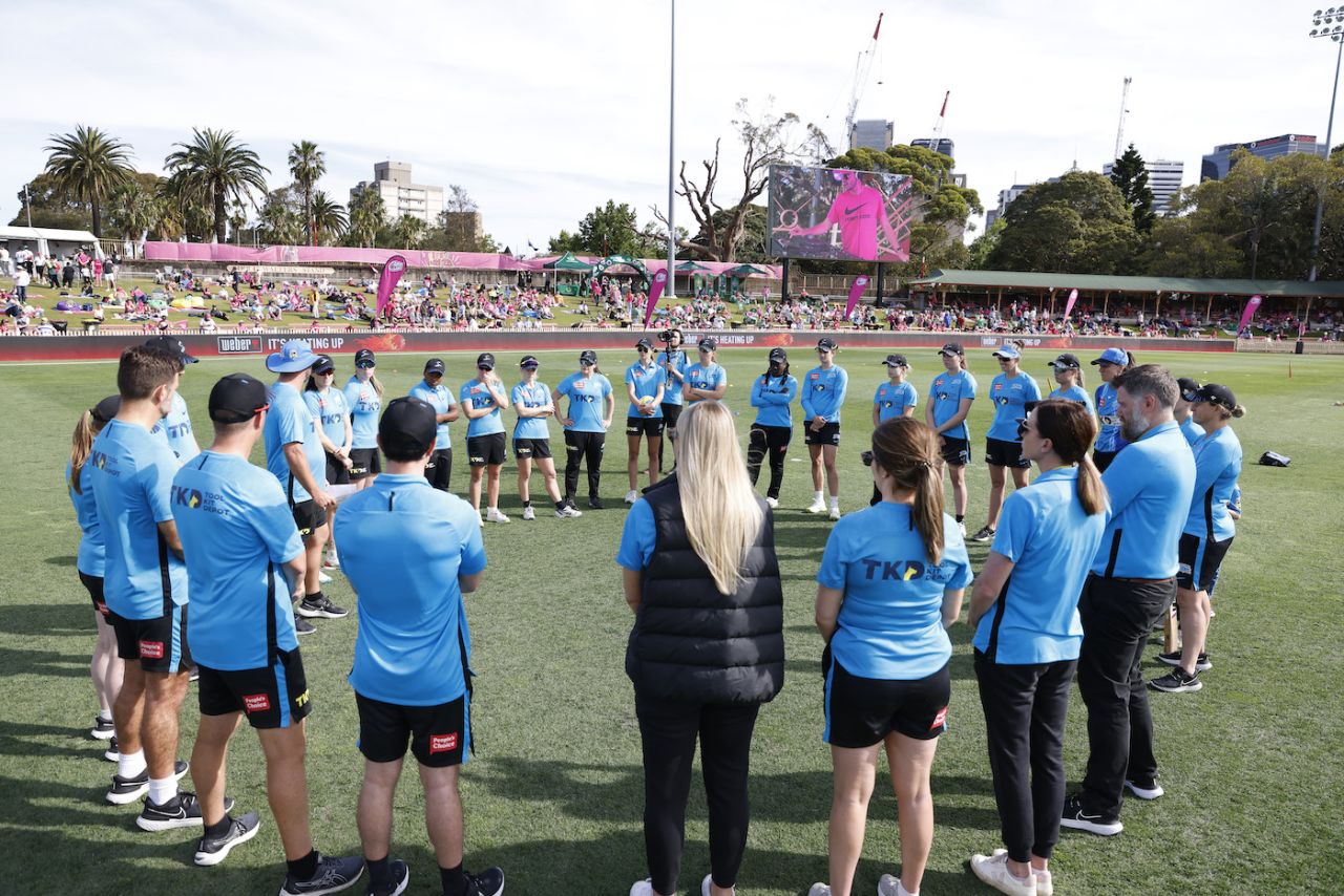 The Strikers squad has a meeting before the final, Adelaide Strikers vs Sydney Sixers, WBBL final, Sydney, November 26, 2022