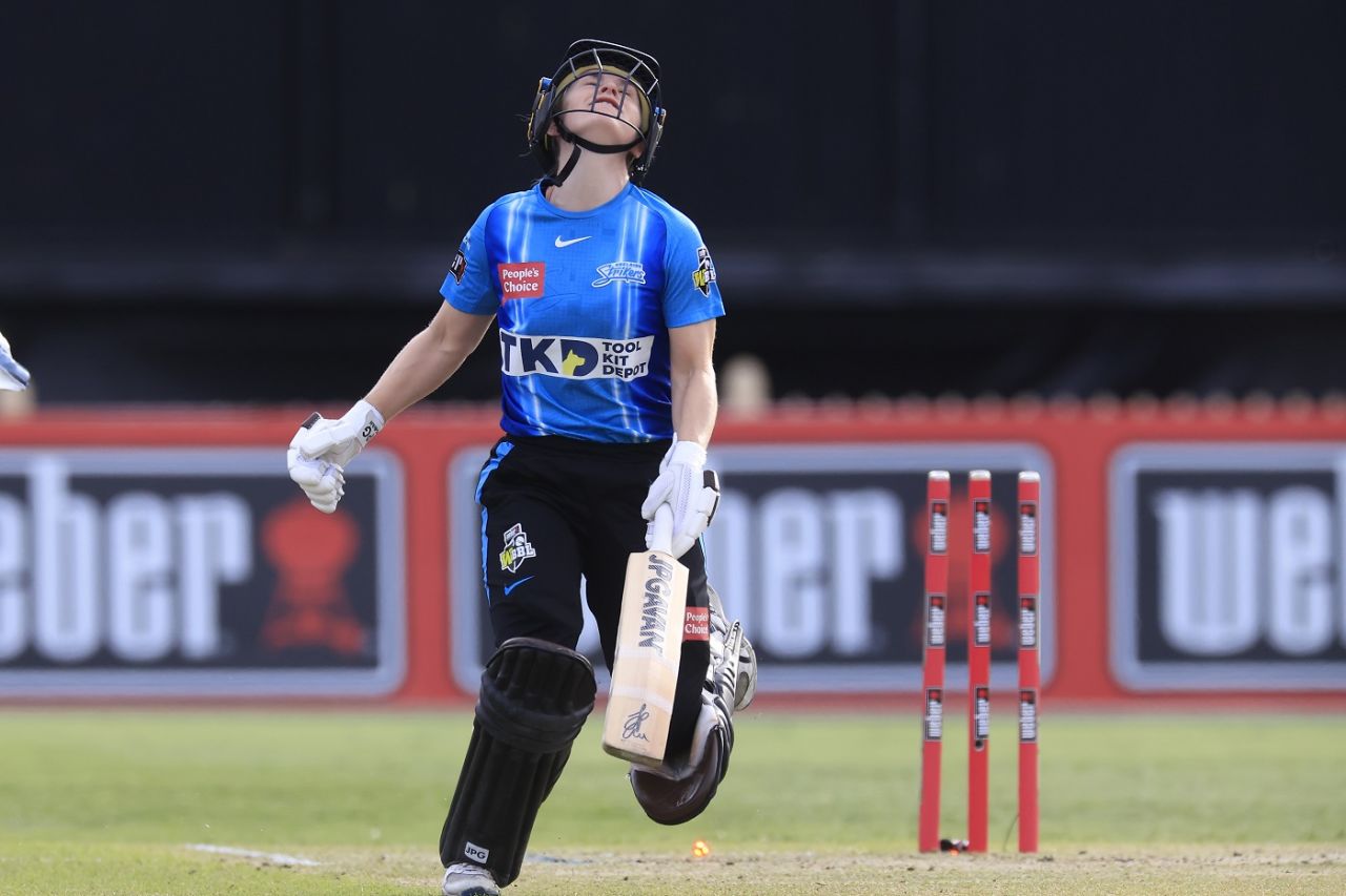 Katie Mack reacts after she trod on her stumps, Adelaide Strikers vs Sydney Sixers, WBBL final, Sydney, November 26, 2022