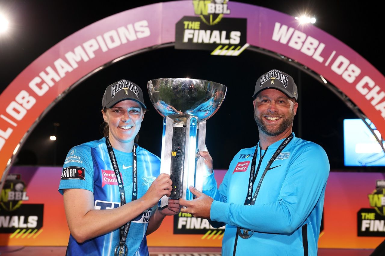 Tahlia McGrath poses with the winner's trophy alongside coach Luke Williams, Adelaide Strikers vs Sydney Sixers, WBBL final, Sydney, November 26, 2022