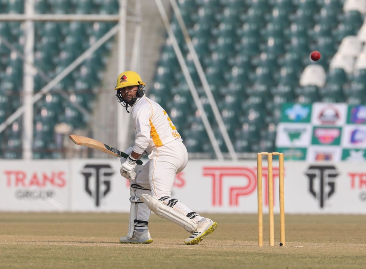 Saad Khan edges the ball behind, Sindh vs Northern, Quaid-e-Azam Trophy, final, 1st day, Lahore, November 26, 2022