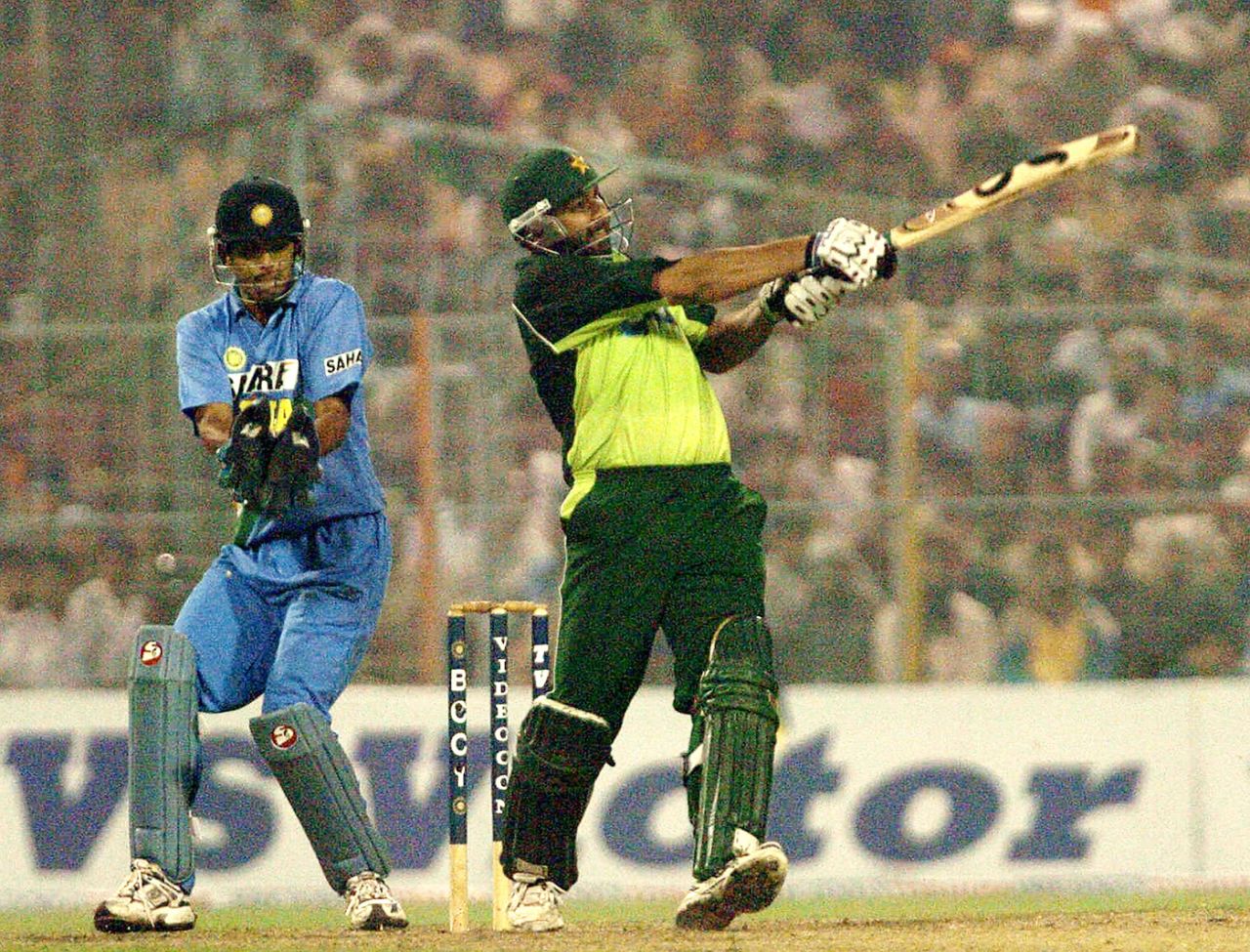 Inzamam-ul-Haq pulls, India v Pakistan, Only ODI, Kolkata, November 13, 2004