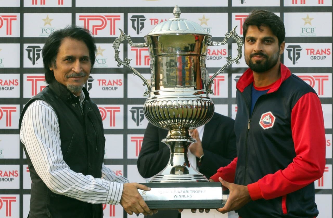 PCB chair Ramiz Raja presents Umar Amin the trophy, Sindh vs Northern, Quaid-e-Azam Trophy, final, 4th day, Lahore, November 29, 2022