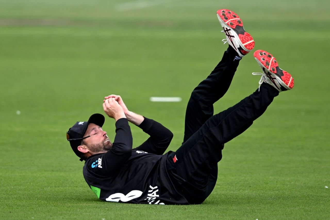 Devon Conway takes a tumbling catch to send back Shreyas Iyer, New Zealand vs India, 3rd men's ODI, Christchurch, November 30, 2022