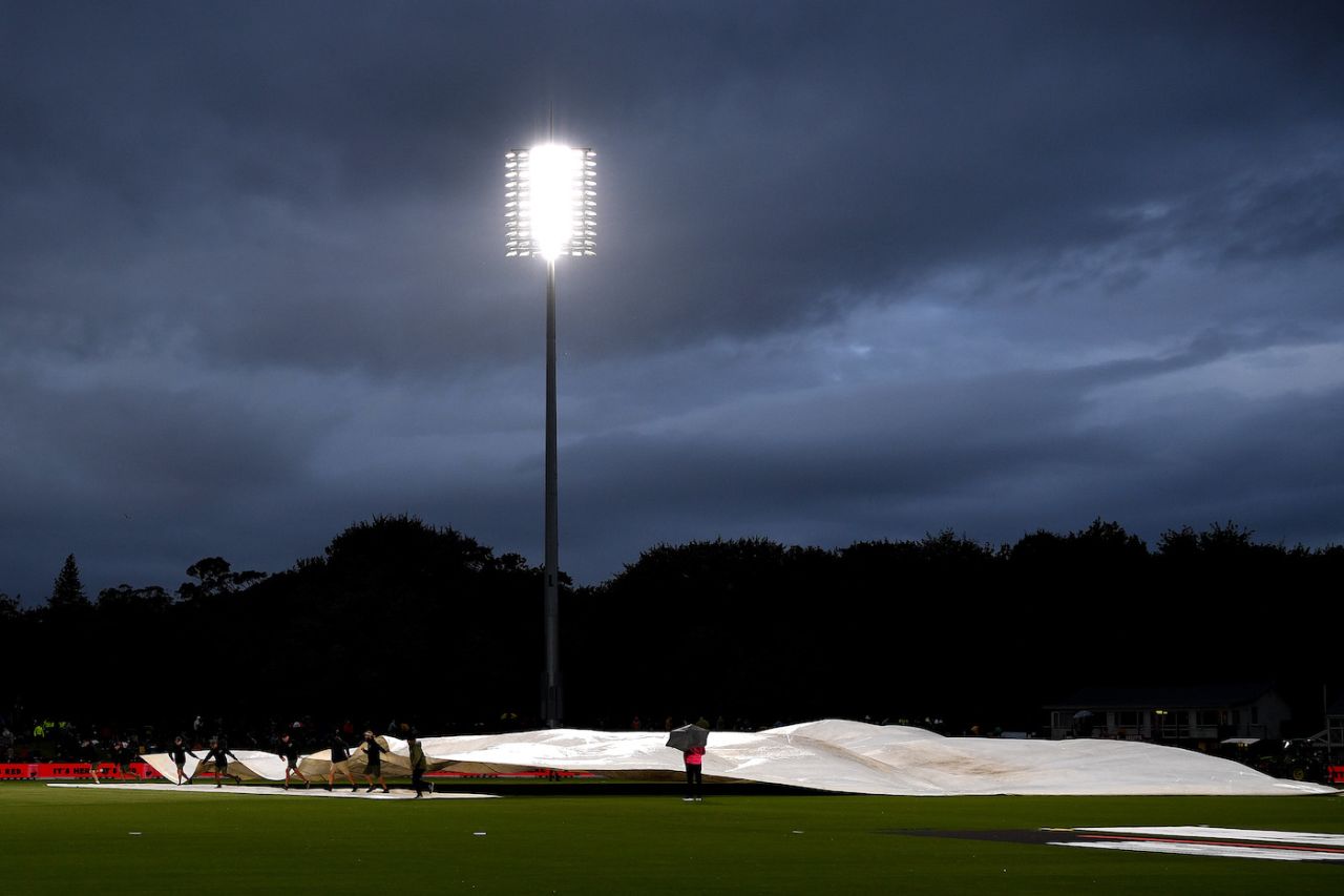 The rain, always around the corner, came down after 18 overs in the chase, New Zealand vs India, 3rd ODI, Christchurch, November 30, 2022