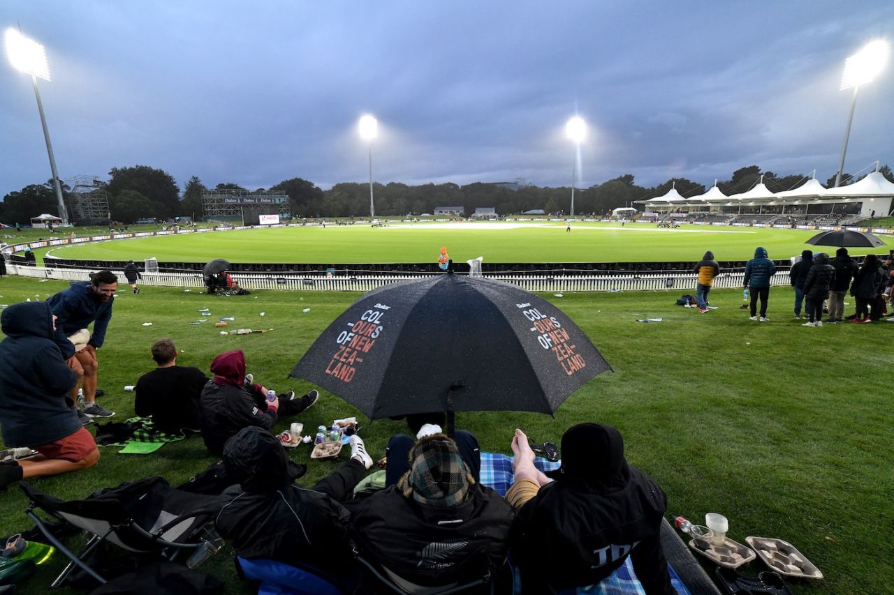 Spectators huddle under umbrellas at Hagley Oval, New Zealand vs India, 3rd ODI, Christchurch, November 30, 2022