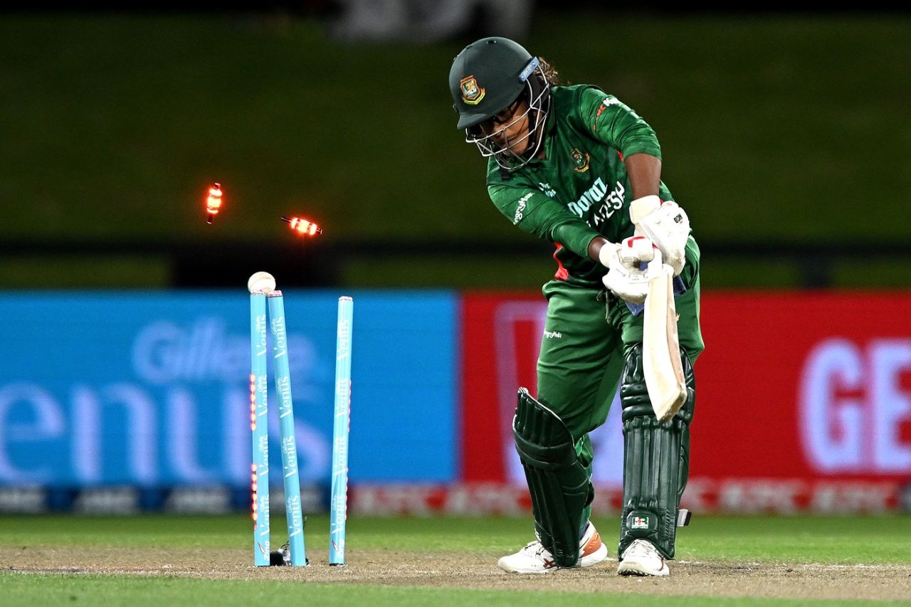 Rumana Ahmed loses shape - of her stance, and her stumps, New Zealand vs Bangladesh, 1st women's T20I, Christchurch, December 12, 2022
