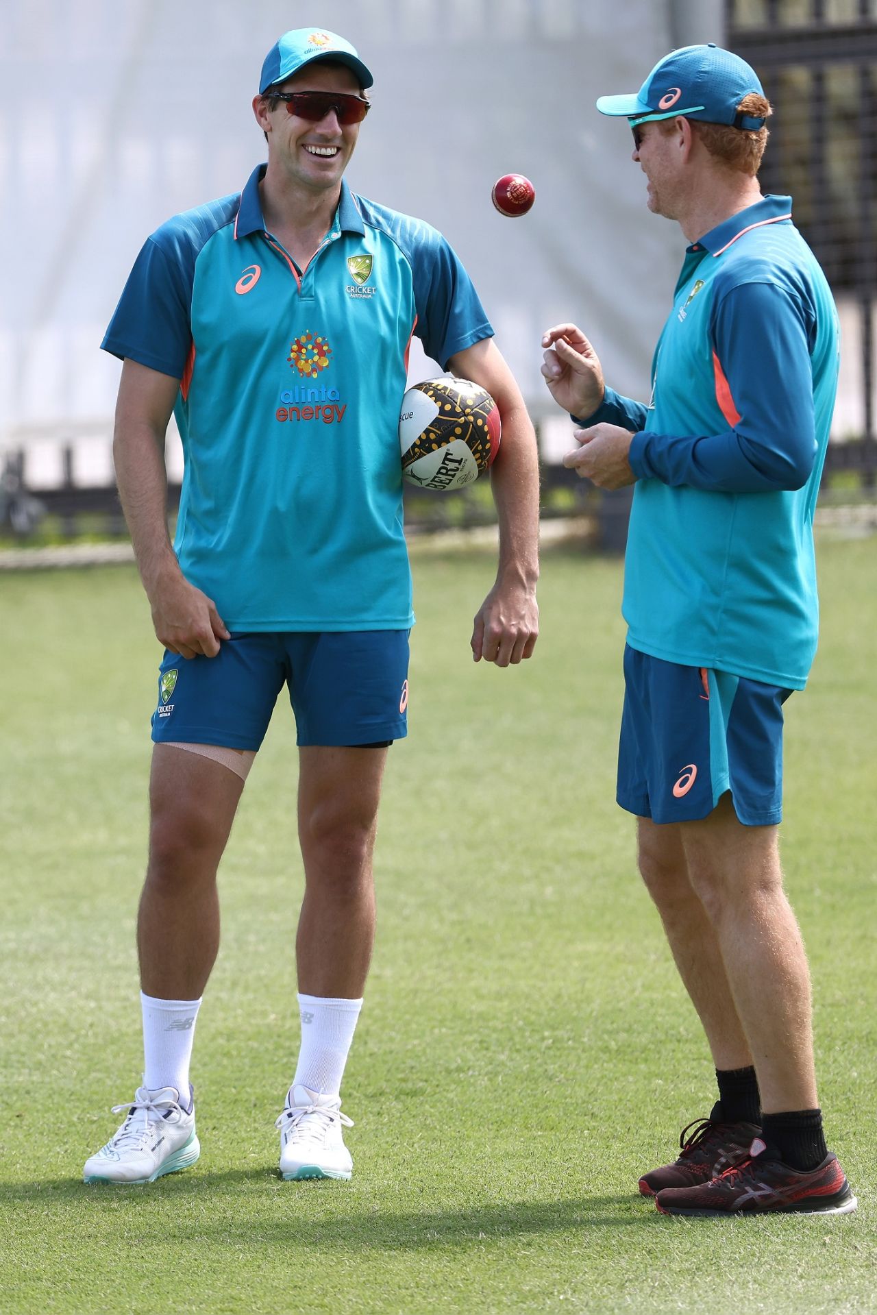 Pat Cummins has a chat with coach Andrew McDonald, Australia vs West Indies, 1st Test, Perth, 5th day, December 4, 2022