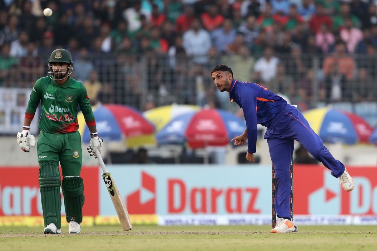 Shahbaz Ahmed tosses one up, Bangladesh vs India, 1st ODI,  Mirpur, December 04, 2022