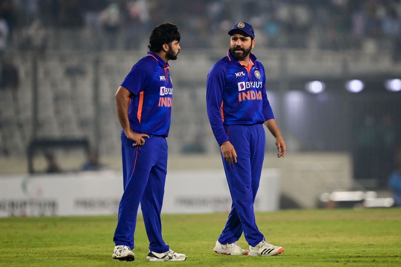 Rohit Sharma has a chat with Shardul Thakur, Bangladesh vs India, 1st ODI, Dhaka, December 4, 2022