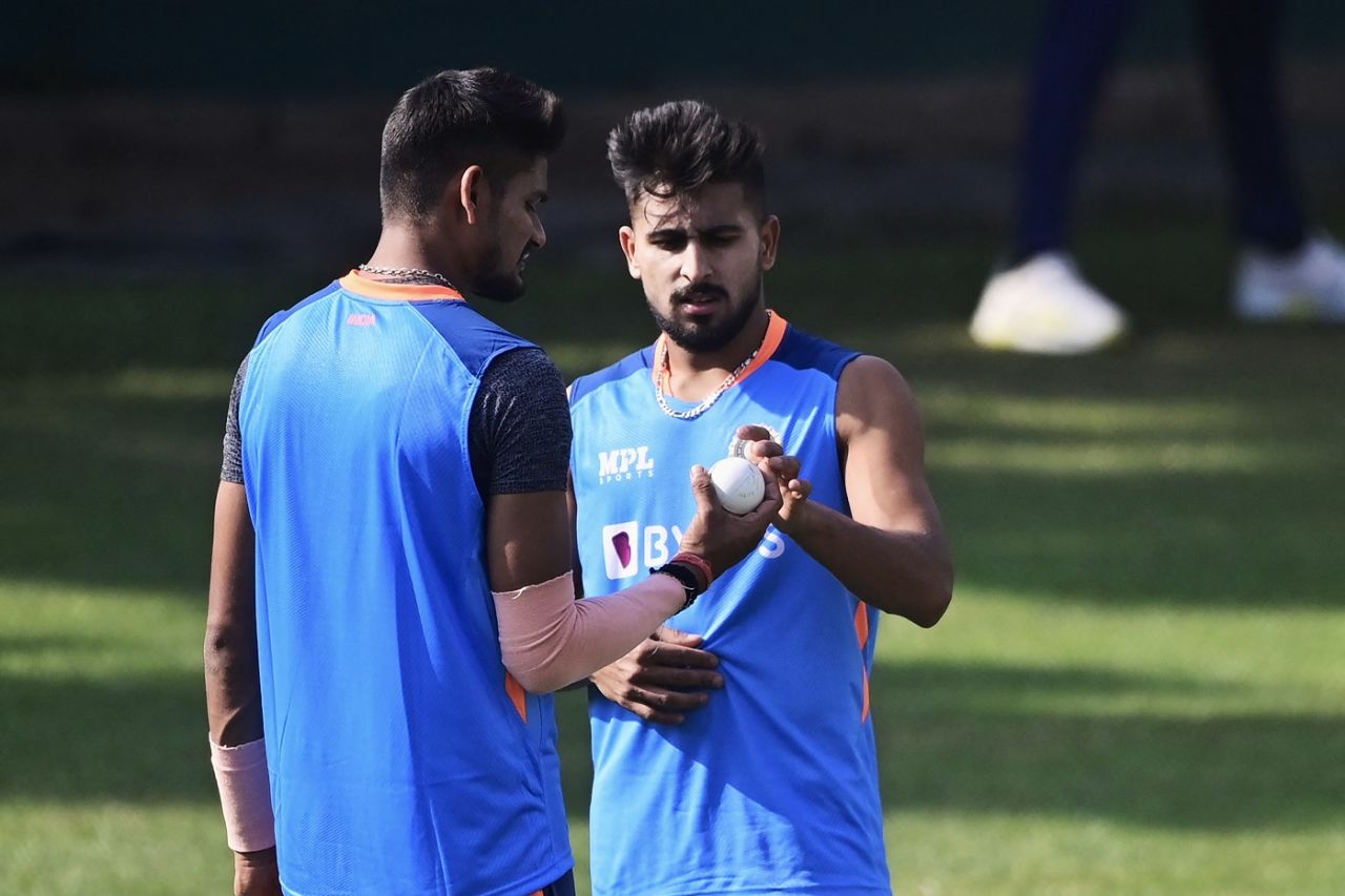 Umran Malik chats with Kuldeep Sen, Mirpur, December 6, 2022