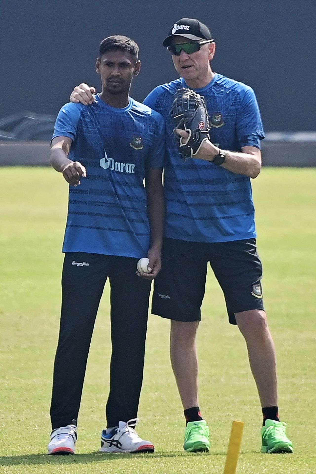 Mustafizur Rahman chats with Allan Donald, Mirpur, December 6, 2022