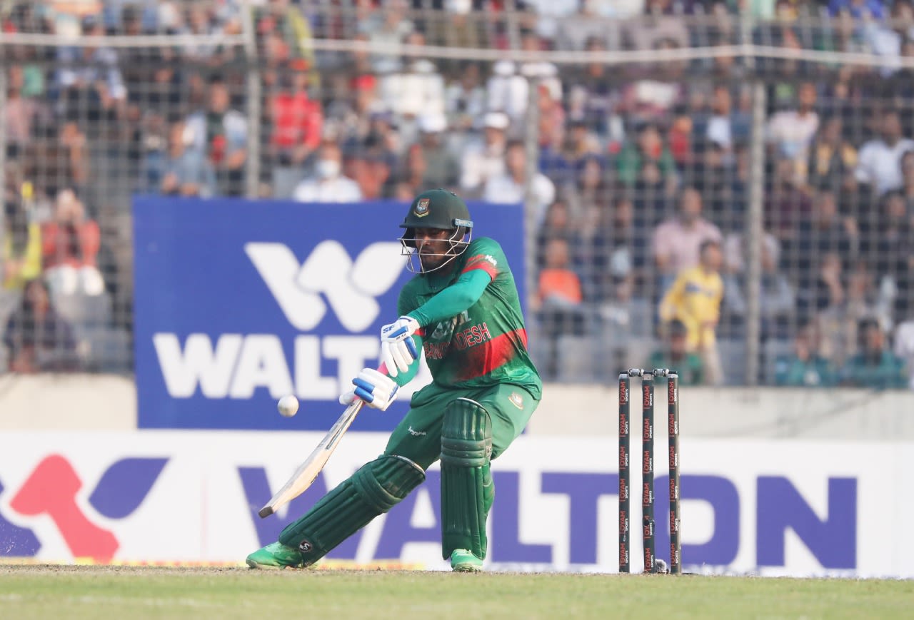 Mehidy Hasan Miraz got innovative towards the end of the innings, Bangladesh vs India, 2nd ODI, Dhaka, December 7, 2022