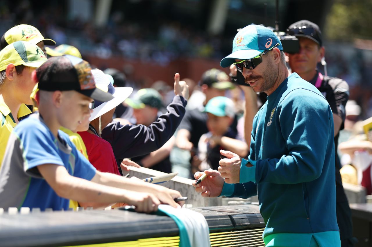 David Warner signs some autographs, Australia vs West Indies, 2nd Test, Adelaide, 2nd Day, December 9, 2022