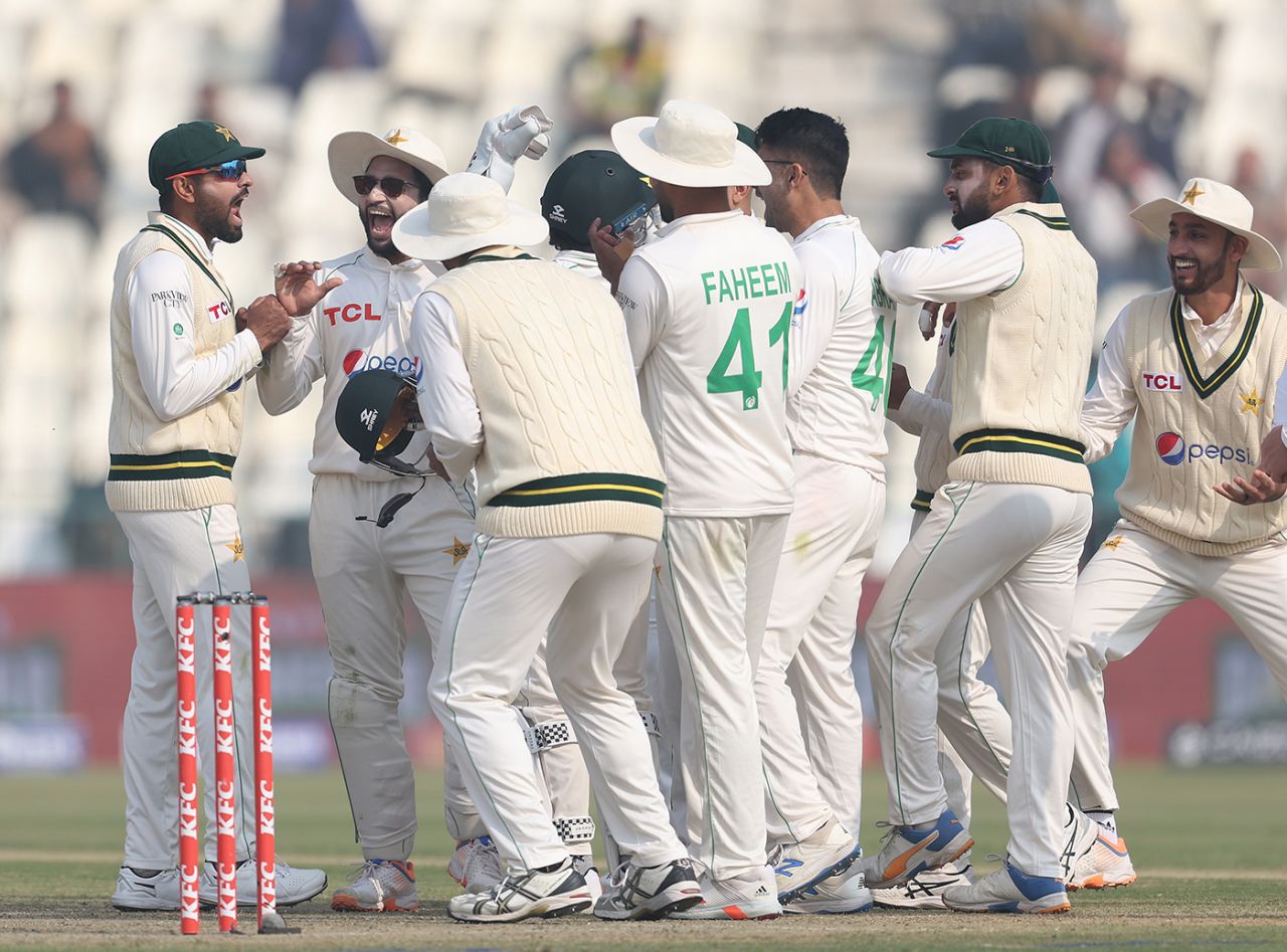 Pakistan celebrate as Ben Duckett is given out on review, Pakistan vs England, 2nd Test, Multan, 1st day, December 9, 2022