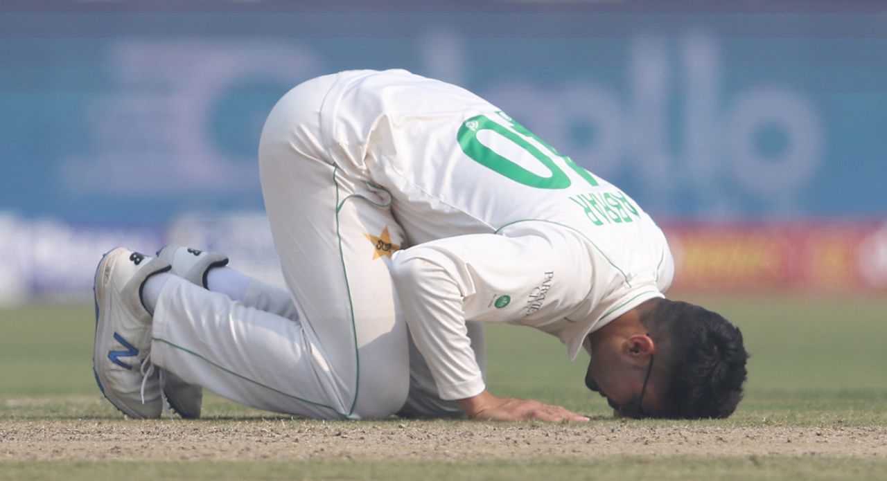 Abrar Ahmed performs the Sajda after his five-wicket haul, Pakistan vs England, 2nd Test, Multan, 1st day, December 9, 2022