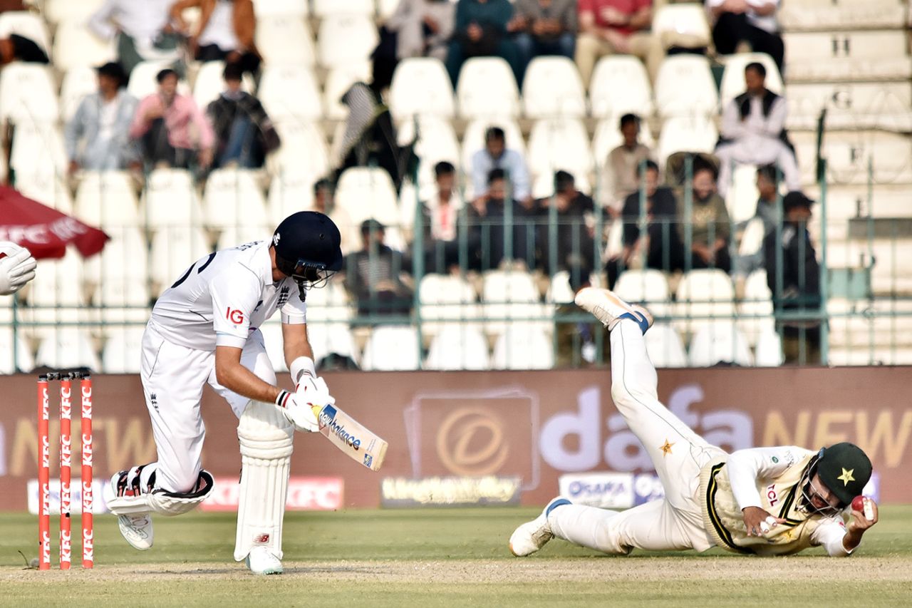 Abdullah Shafique took a stunning short leg catch to dismiss Joe Root, Pakistan vs England, 2nd Test, Multan, 2nd day, December 10, 2022