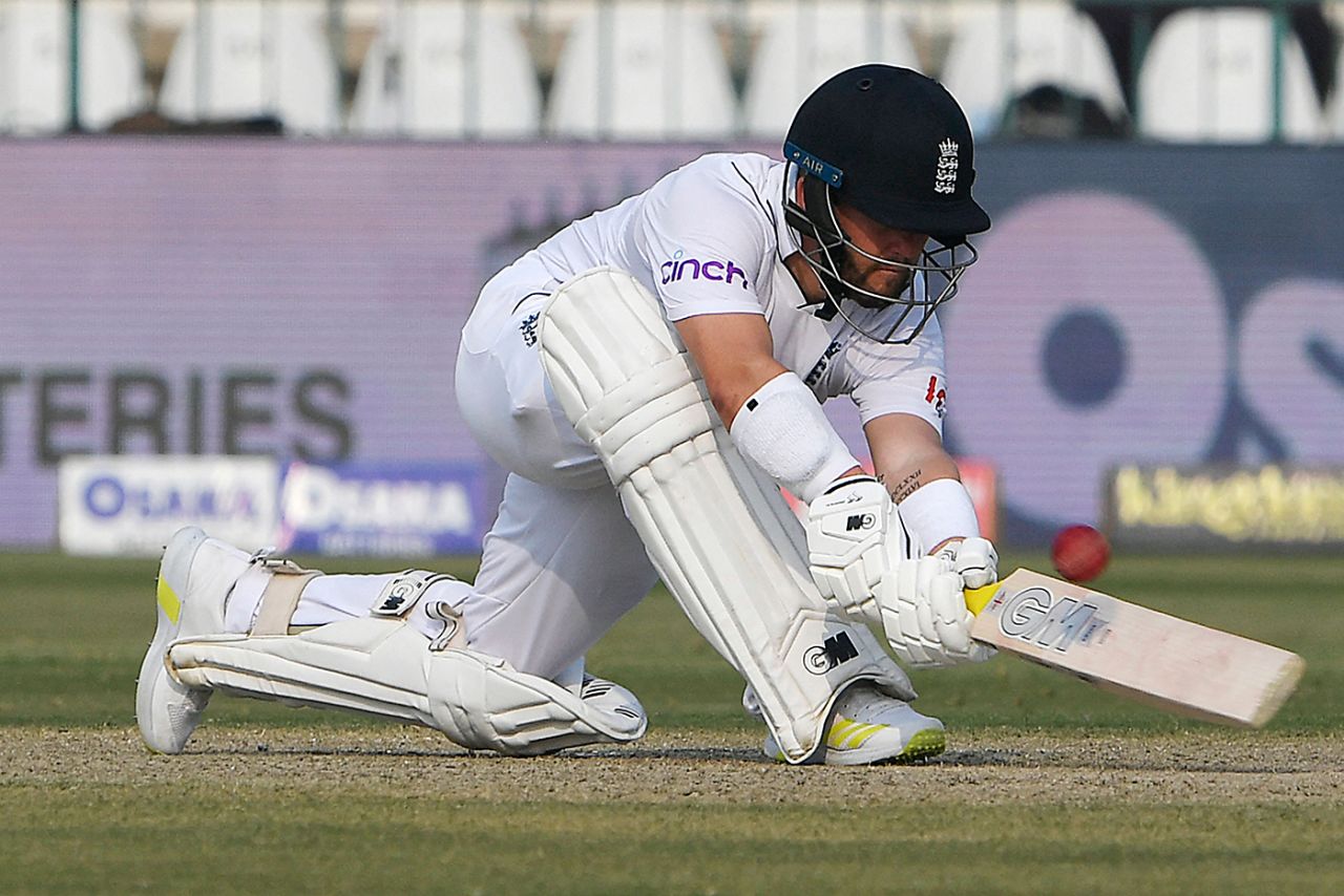 Ben Duckett gets low to sweep, Pakistan vs England, 2nd Test, Multan, 2nd day, December 10, 2022
