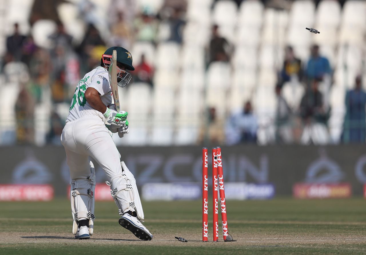 Babar Azam had his off stump pegged back by Ollie Robinson, Pakistan vs England, 2nd Test, Multan, 3rd day, December 11, 2022
