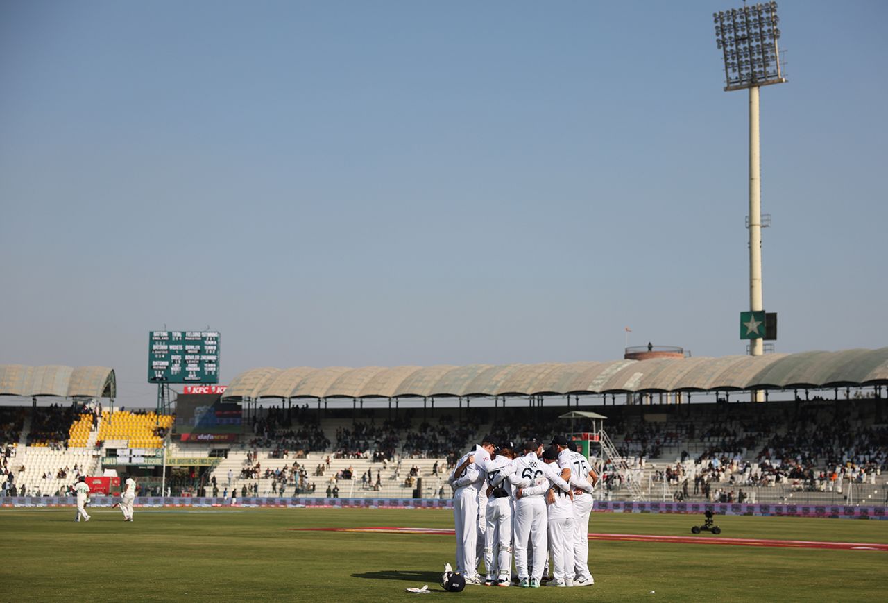 Ben Stokes addresses the England huddle after tea, Pakistan vs England, 2nd Test, Multan, 3rd day, December 11, 2022