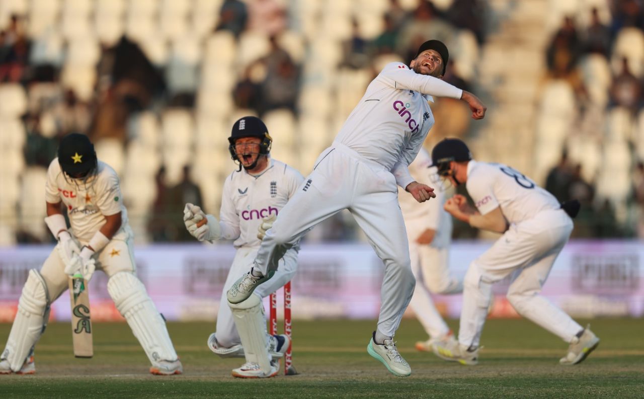 Joe Root flings the ball away after taking a crucial edge off Imam-ul-Haq, Pakistan vs England, 2nd Test, Multan, 3rd day, December 11, 2022