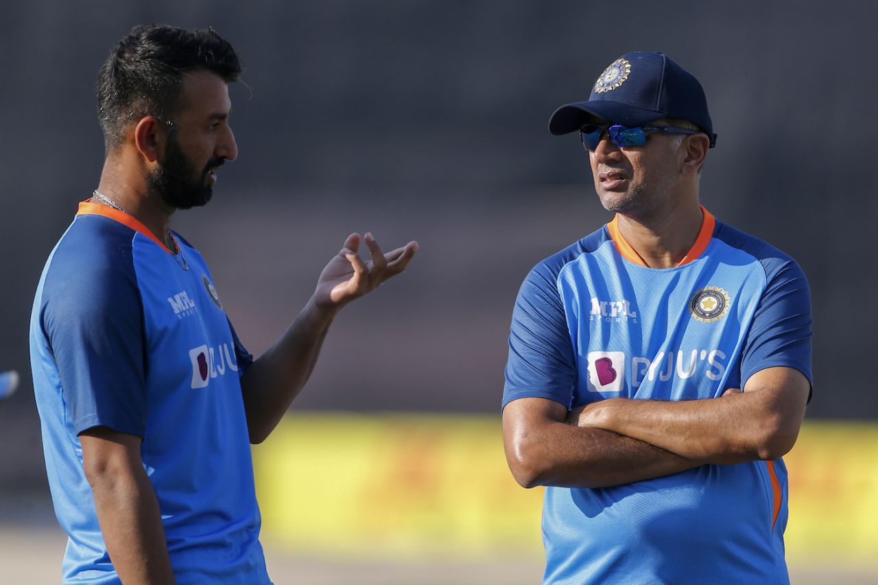Cheteshwar Pujara talks to Rahul Dravid ahead of the Test series, Chattogram, December 11, 2022