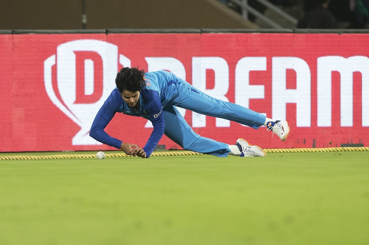 Shafali Verma hurt herself trying to stop a boundary, India vs Australia, 2nd women's T20I, DY Patil, December 11, 2022